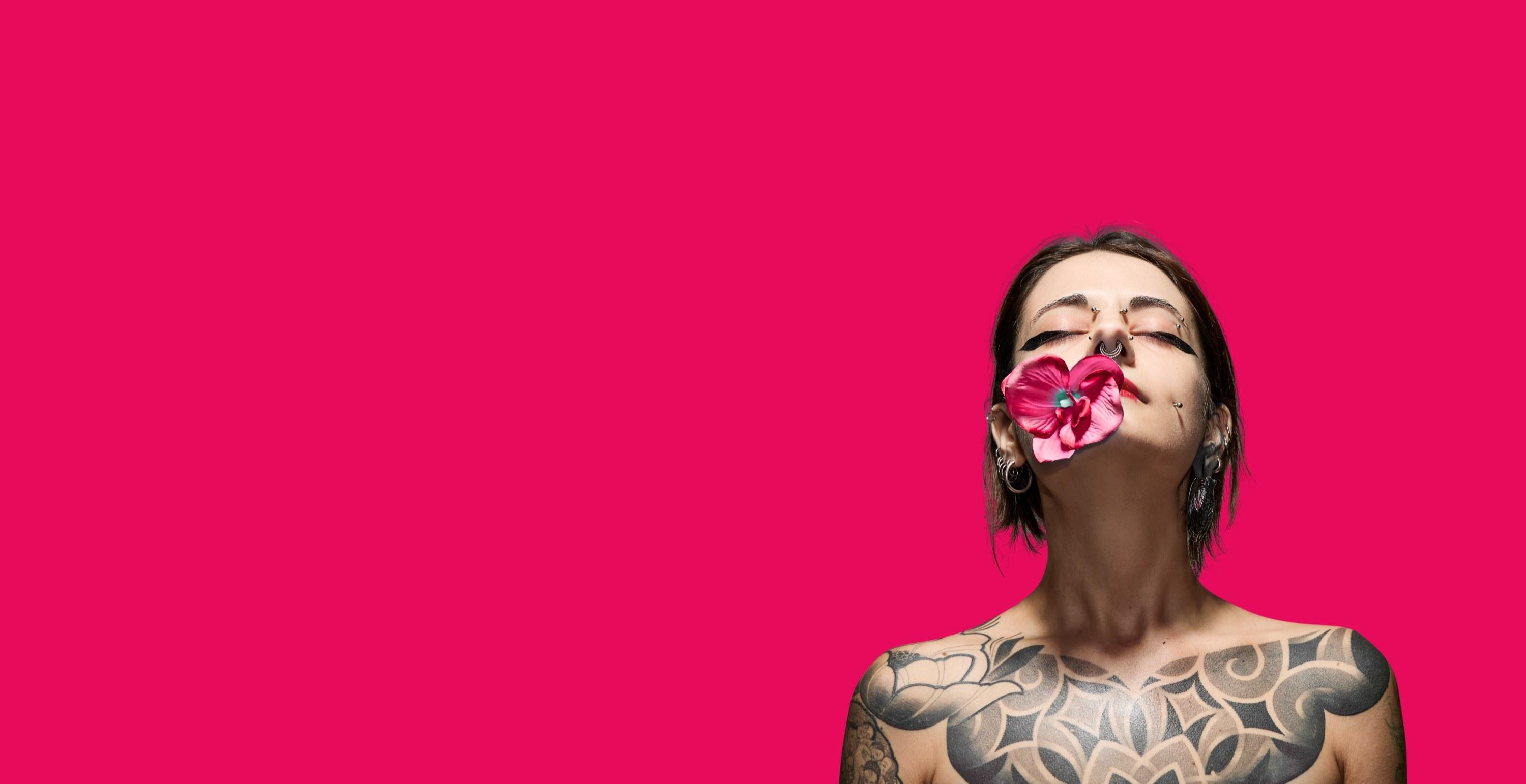 Immagine della stagione 2026/27 "La vita viva": ritratto di profilo con un fiore di orchidea su fondo fucsia